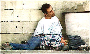 الشهيد الطفل محمد الدرة (12 سنة) في حضن والده